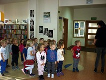 Dzieci stoją w grupie, czekają na sygnał do wesołej zabawy ruchowej