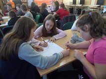 Trzy dziewczynki tworzą reklamę produktu