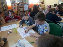 Dwaj chłopcy tworzą reklamę produktu