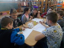 Dzieci podczas tworzenia reklamy produktu