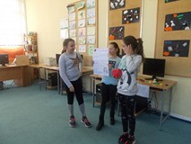 Dzieci podczas prezentacji pracy plastycznej