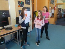 Dzieci podczas prezentacji pracy plastycznej