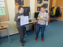 Dzieci podczas prezentacji pracy plastycznej