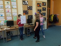 Dzieci podczas prezentacji pracy plastycznej