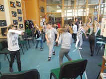 Dzieci podczas wspólnych pląsów