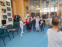 Chłopcy podczas wspólnego tańca