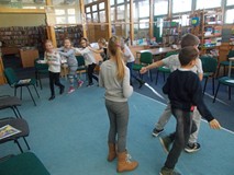 Dzieci podczas wspólnych pląsów