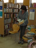 Bibliotekarka pokazuje największą książkę z naszych zbiorów