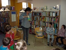 Bibliotekarka pokazuje najmniejszą książkę dla dzieci z naszych zbiorów