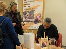 Dariusz Gzyra rozdaje pamiątkowe autografy po spotkaniu autorskim