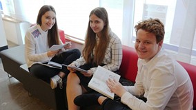 Jedna z trzyosobowychdrużyn biorących udział w Turniej Wiedzy o życiu literackim Dwudziestolecia mię