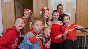 Kibice jednej z drużyn biorącej udział w Turnieju Wiedzy o życiu literackim Dwudziestolecia międzywo
