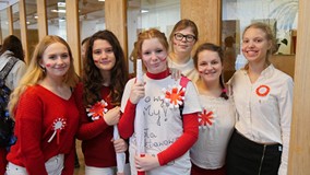 Kibice jednej z drużyn biorącej udział w Turnieju Wiedzy o życiu literackim Dwudziestolecia międzywo