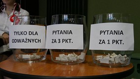 Słoje z pytaniami, od lewej: tylko dla odważnych, pytania za 3 pkt., pytania za 1 pkt.