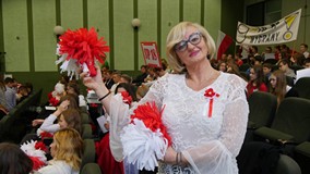 Nauczycielka przygotowująca drużynę ze SP nr 18 kibicuje swoim