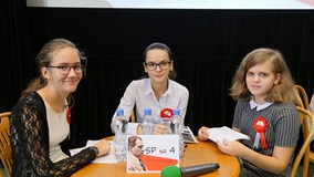 Trzyosobowa dziewczęca drużyna ze SP nr 4 podczas Turnieju Wiedzy o życiu literackim Dwudziestolecia