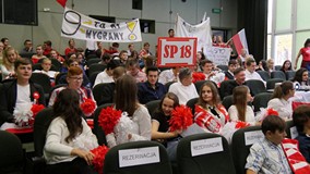 Publiczność zgromadzona na Turnieju Wiedzy o życiu literackim Dwudziestolecia międzywojennego. Kibic
