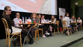 Pięć trzyosobowych drużyn siedzących przy stolikach podczas Turnieju Wiedzy o życiu literackim Dwudz