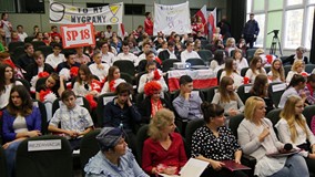 Publiczność zgromadzona na Turnieju Wiedzy o życiu literackim Dwudziestolecia międzywojennego. Na pi