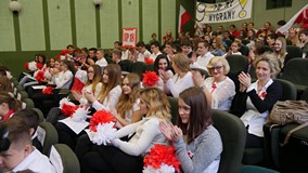 Publiczność zgromadzona na Turnieju Wiedzy o życiu literackim Dwudziestolecia międzywojennego. Kibic