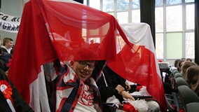Jeden z kibiców wymachuje flagą biało-czerwoną