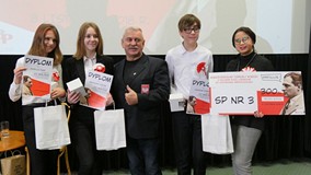 Trzyosobowa drużyna ze SP nr 3 odbiera nagrodę. Pośrodku stoi Ryszard Fornalczyk, na końcu, odprawej