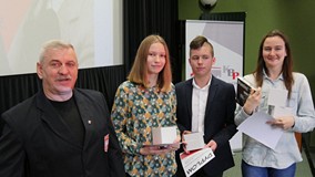 Od lewej: Ryszard Fornalczyk oraz zwycięska trzyosobowa drużyna, dwie młode dziewczyny i chłopak pom