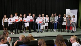 Na drugim planie: Wszystkie drużyny biorące udział w Turnieju Wiedzy o życiu literackim Dwudziestole