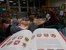 Bibliotekarka wspiera pracę dzieci