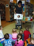 Pani Wiola pokazuje dzieciom, jak można się bawić KSIĄŻKĄ Z DZIURĄ