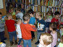 Kolekcja dla malucha - kontenerek z książkami oblegany przez trzylaków