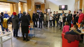 Uczestnicy gry miejskiej Fair Train zgromadzeni przed rozpoczęciem w holu KBP przy pl. Polonii 1