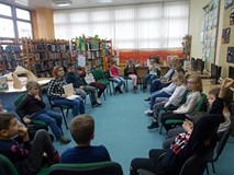 Bibliotekarka opowiada dzieciom o teatrze