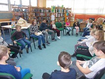 Bibliotekarka opowiada dzieciom o teatrze