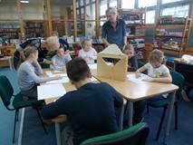 dzieci przygotowują spektakl