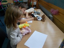 Dzieci przygotowują spektakl