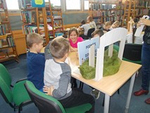 Dzieci przygotowują spektakl