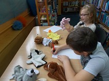 Dzieci przygotowują spektakl