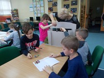 Dzieci przygotowują spektakl