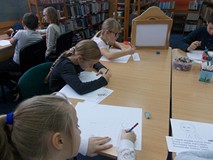 Dzieci przygotowują spektakl