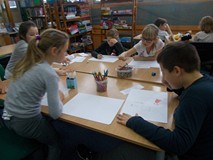 Dzieci przygotowują spektakl