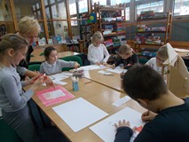 Dzieci przygotowują spektakl