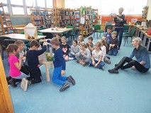 Dzieci podczas inscenizacji