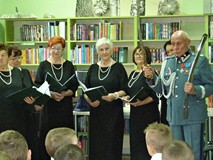 Gość demonstruje szablę