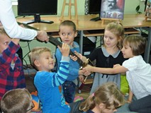Dzieci oglądają szablę