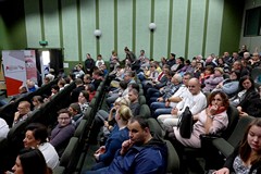Publiczność zgromadzona na występach artystycznych towarzyszących wernisażowi wystawy „Sztuka Osób N