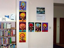 Prace MOLIKÓW ozdobiły ściankę w wypożyczalni - PIĘKNE!