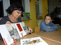 Pani Wiola prezentuje dzieciom jedną z wybranych książek