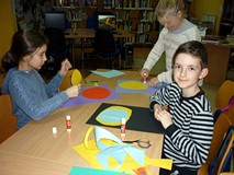 Dzieci wykonują pracę plastyczną - JESIENNE DRZEWKO