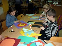 Dzieci wykonują pracę plastyczną - JESIENNE DRZEWKO